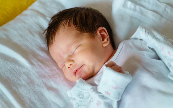Wyprawka dla niemowlaka na poszczególne pory roku - lista rzeczy dla noworodka